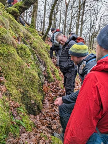 Discussing bryophyte ID - Peter Bullard Discussing bryophyte ID - Peter Bullard